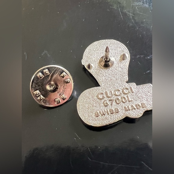 Gucci Silver pin or brooch with watch details. - Picture 6 of 10